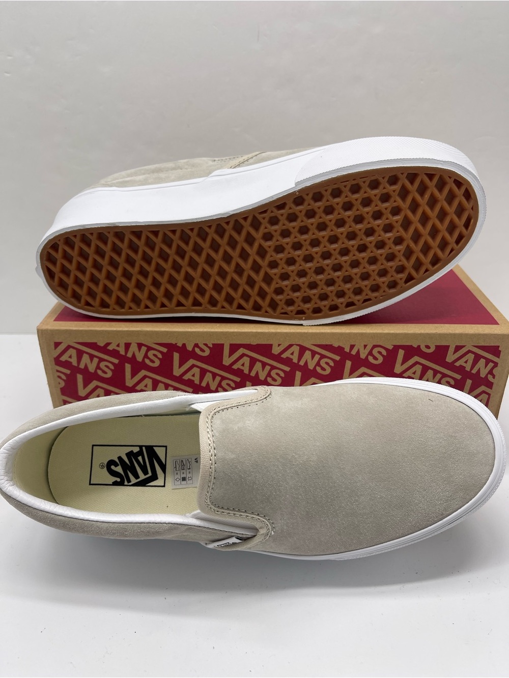 Vans Classic Slip-On Stackform
NUBUCK OATMEAL
VN000E8C2N1 Platform Sneakers - Picture 2 of 16